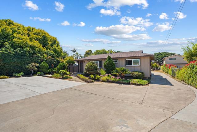 1565 Chestnut Avenue, Carlsbad CA: https://media.crmls.org/mediaz/49e3d286-2400-4b11-8cc3-d4d68a5b1aff.jpg