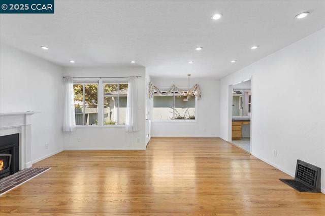 16080 Via Del Sol, San Lorenzo CA: https://media.crmls.org/mediaz/49e3e933-fada-453d-9842-575842911a9e.jpg