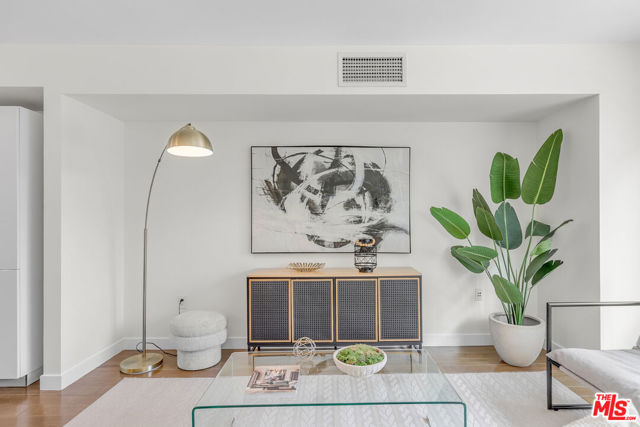 901 S Flower Street, Los Angeles CA: https://media.crmls.org/mediaz/49e434b7-7996-4b92-b02a-0af3ab60bc6a.jpg