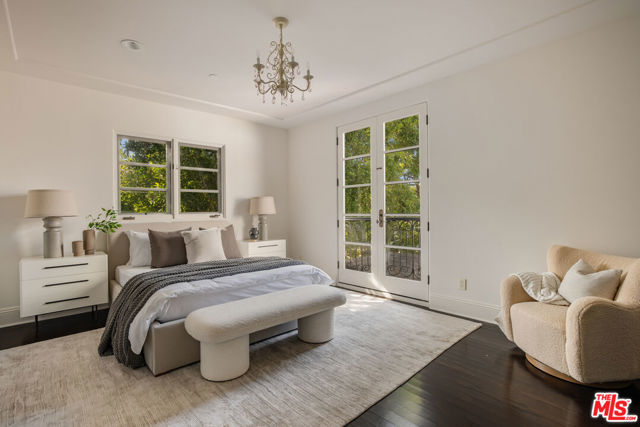 706 N Crescent Drive, Beverly Hills CA: https://media.crmls.org/mediaz/49e44c12-768d-4c7b-ac82-cc565e2135b8.jpg