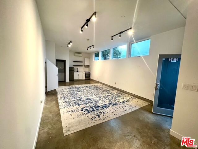 2513 Lincoln Boulevard, Venice CA: https://media.crmls.org/mediaz/49e4721d-2f10-486d-a496-5bfce5e05012.jpg