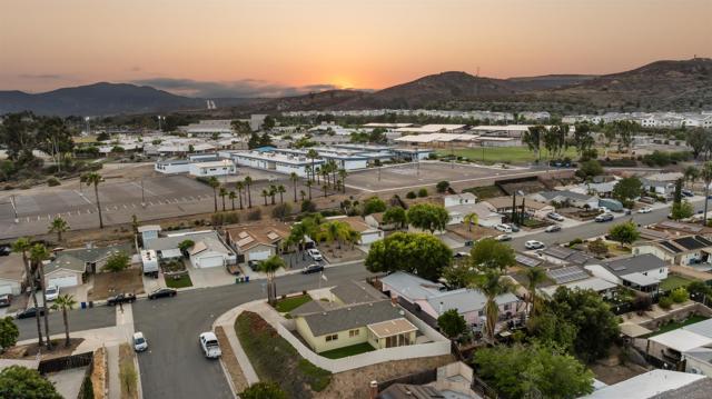 9447 Medina Dr, Santee CA: https://media.crmls.org/mediaz/49e55be8-d7e7-48a9-b0a1-09f1c9835613.jpg