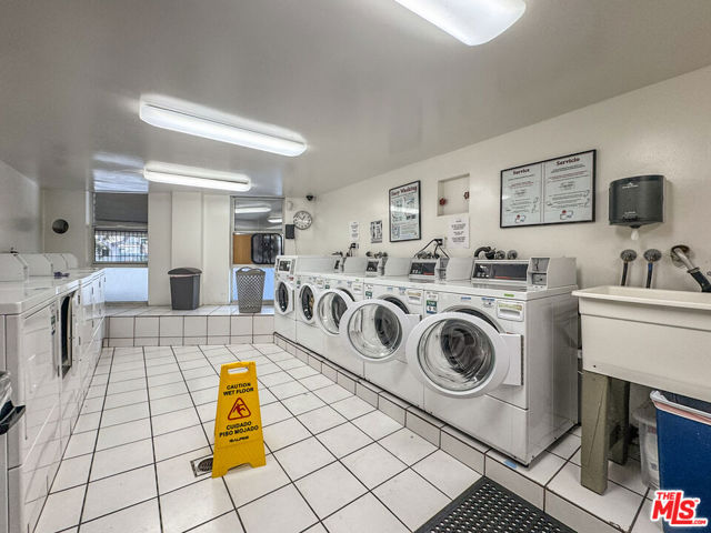 2311 4th Street, Santa Monica CA: https://media.crmls.org/mediaz/49e56b0a-e683-4d7d-a0dd-7e9ad436a13e.jpg