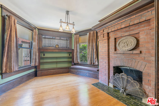 1049 Elden Avenue, Los Angeles CA: https://media.crmls.org/mediaz/49e59239-c43f-4523-afaa-e3b3d36c4c6a.jpg