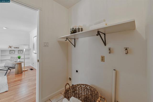 9597 Davona Dr, San Ramon CA: https://media.crmls.org/mediaz/49e5b881-1a43-4793-a0cb-d1836a5b37a9.jpg