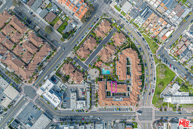 415 Townsquare Lane, Huntington Beach CA: https://media.crmls.org/mediaz/49e65df0-2597-4cdf-a698-27274ae9e7fd.jpg