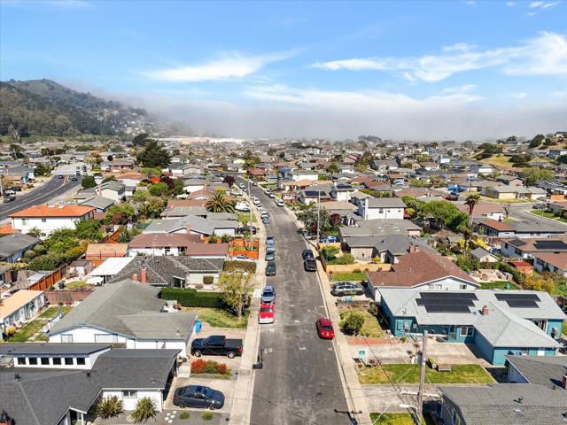 847 Arguello Boulevard, Pacifica CA: https://media.crmls.org/mediaz/49e70082-2fe1-4a79-9ff0-263f306ef69b.jpg