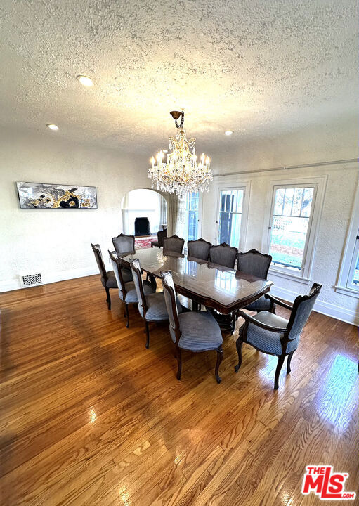 10736 Ashton Avenue, Los Angeles CA: https://media.crmls.org/mediaz/49e71534-e2b6-4b99-8033-64fd61150844.jpg