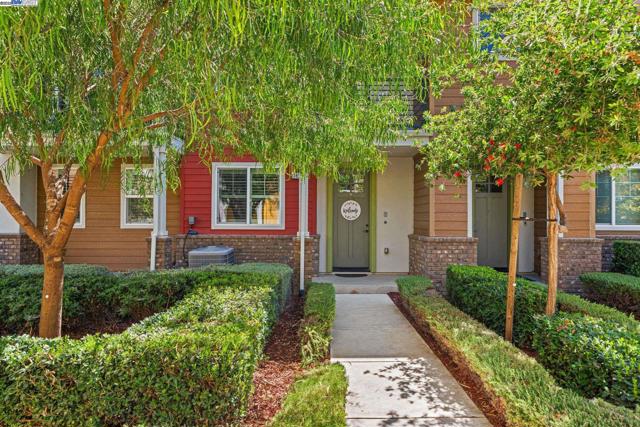 389 Basswood Cmn, Livermore CA: https://media.crmls.org/mediaz/49e72c82-4099-4c6f-8c98-db0163d4fbc5.jpg