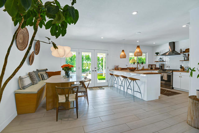1373 E Madero Circle, Palm Springs CA: https://media.crmls.org/mediaz/49e7c07a-6192-4320-9947-91a14ad40c98.jpg