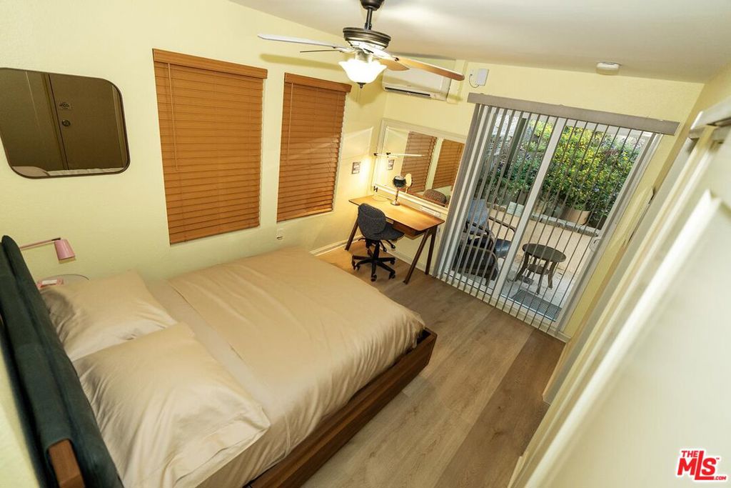 https://media.crmls.org/mediaz/49e8243b-ea2d-4e0d-8c8f-7376b1a79ddc.jpg?preset=X-Large