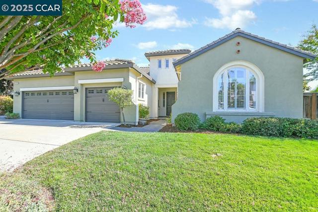 2560 Risebridge Ct, Brentwood CA: https://media.crmls.org/mediaz/49e87fa4-d63a-4a2c-880a-da66b9470818.jpg