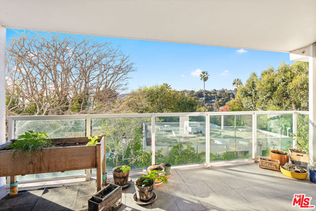 101 Ocean Avenue, Santa Monica CA: https://media.crmls.org/mediaz/49e99e5f-43f7-4937-a8db-398bb0eb76f6.jpg