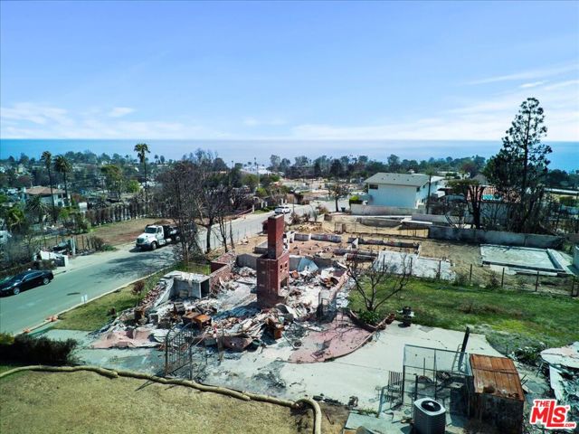 641 Lachman Lane, Pacific Palisades CA: https://media.crmls.org/mediaz/49eb901b-008f-4057-bb58-2ccb40bc6bc2.jpg