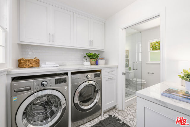 3856 Hayvenhurst Avenue, Encino CA: https://media.crmls.org/mediaz/49eb98fd-07a2-41ee-92a6-ad21ffb9b41a.jpg