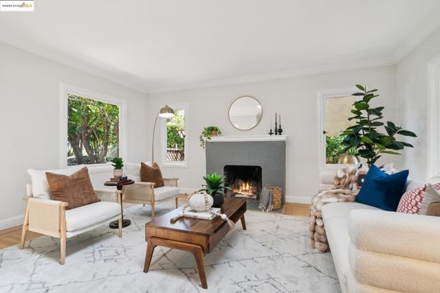 716 Cragmont Ave, Berkeley CA: https://media.crmls.org/mediaz/49eba455-ee5d-468f-b2e1-fdf51f0f006a.jpg