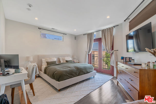 809 S Stanley Avenue, Los Angeles CA: https://media.crmls.org/mediaz/49ec4a04-7836-49a6-80ec-f40d45b7cb08.jpg