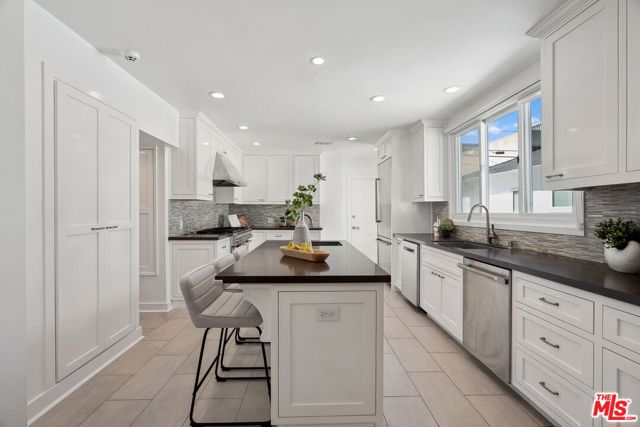 149 S Wetherly Drive, Beverly Hills CA: https://media.crmls.org/mediaz/49ed313c-7b28-4ccc-8a17-387615d4a226.jpg