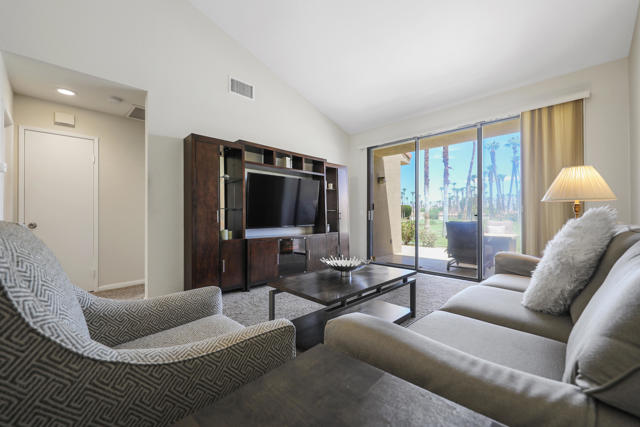 76790 Chrysanthemum Way, Palm Desert CA: https://media.crmls.org/mediaz/49ed3aeb-c000-44de-90ea-0fca503d286a.jpg