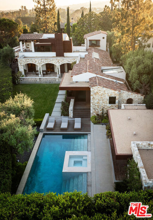 976 N Alpine Drive, Beverly Hills CA: https://media.crmls.org/mediaz/49ed47ae-06a3-4ea9-851c-e7d96cc66a5d.jpg