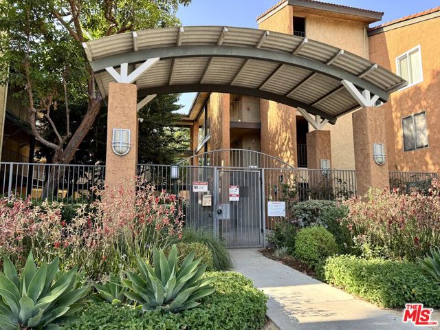 15425 Sherman Way, Van Nuys CA: https://media.crmls.org/mediaz/49ee2467-be90-4677-a366-9ed8a7368781.jpg
