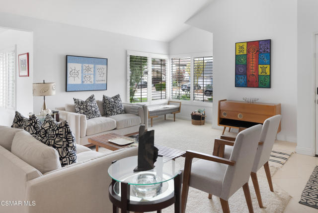11556 Coralberry Court, Moorpark CA: https://media.crmls.org/mediaz/49eee754-69d3-4f37-a56b-7ac778dca63f.jpg
