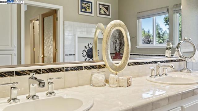 1348 Carlton Pl, Livermore CA: https://media.crmls.org/mediaz/49ef80c9-a7ac-4dfe-b572-0d81e1f3cdfc.jpg