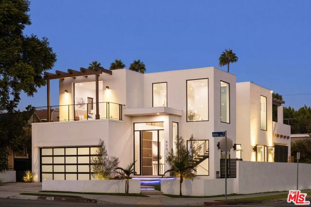 900 N Vista Street, Los Angeles CA: https://media.crmls.org/mediaz/49efb362-f223-4b55-a4f8-c676e7df6e38.jpg