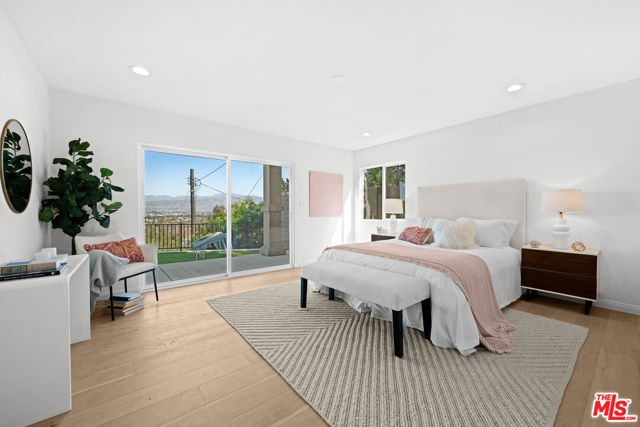 11725 Laurelwood Drive, Studio City CA: https://media.crmls.org/mediaz/49f11b9c-81f8-41b6-adaf-de22fad79d4c.jpg