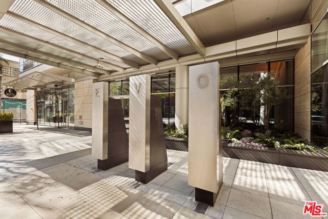 1155 S Grand Avenue, Los Angeles CA: https://media.crmls.org/mediaz/49f14ccd-657f-4090-89a4-9ddfeafdf905.jpg