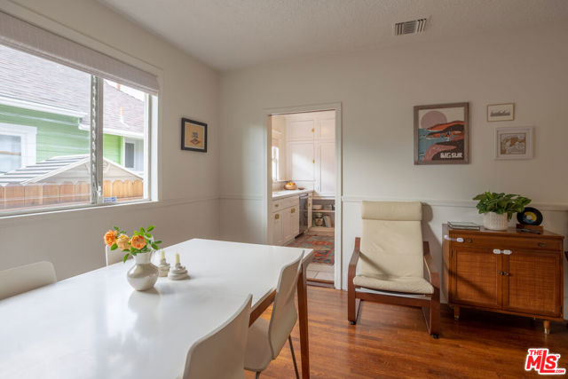 732 N Toledo Walk, Long Beach CA: https://media.crmls.org/mediaz/49f2f956-ac3d-406e-a685-a7be2fe5a28c.jpg