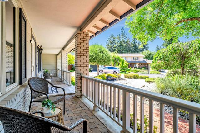216 Salamanca Ct, San Ramon CA: https://media.crmls.org/mediaz/49f31ffe-3000-479b-9124-a7a4be66ffc0.jpg