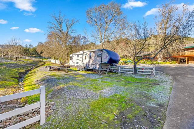 6915 Redwood Retreat Road, Gilroy CA: https://media.crmls.org/mediaz/49f3f004-6783-447b-8f6c-7e2d32494f14.jpg