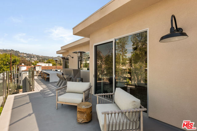 728 N Sweetzer Avenue, West Hollywood CA: https://media.crmls.org/mediaz/49f3fd18-bc4c-42c8-917a-fc540d0c7654.jpg
