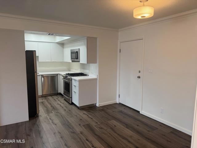 29105 Thousand Oaks Boulevard, Agoura Hills CA: https://media.crmls.org/mediaz/49f41096-fba1-4edc-91f2-8d15f95b855a.jpg