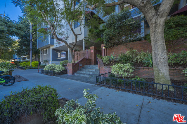 730 W 4th Street, Long Beach CA: https://media.crmls.org/mediaz/49f50246-c336-41f9-902d-2721502ff604.jpg