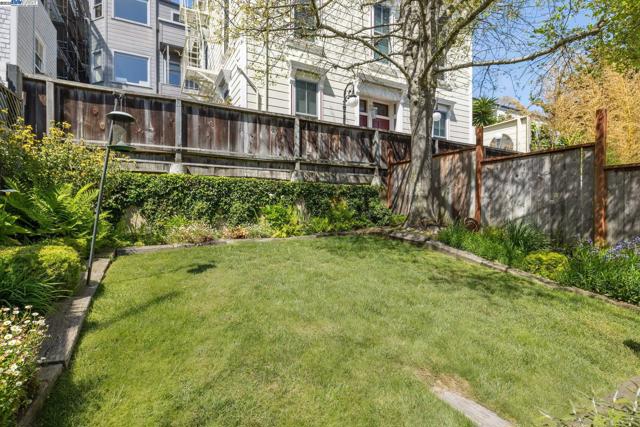 2070 Bush St, San Francisco CA: https://media.crmls.org/mediaz/49f5353a-2974-4f1c-aaf3-207f4adb0db7.jpg