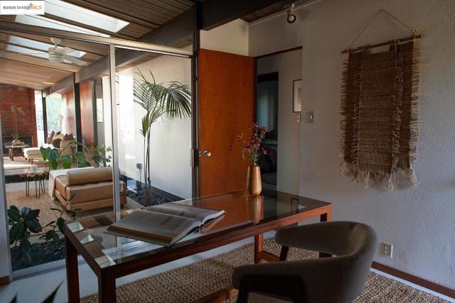 4020 Salem ST, Concord CA: https://media.crmls.org/mediaz/49f5cea6-d34d-4648-86f0-482ccb784451.jpg