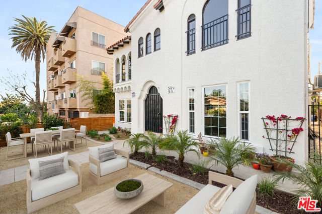 509 1/2 N Hobart Boulevard, Los Angeles CA: https://media.crmls.org/mediaz/49f5df44-44b0-4d85-8b1b-8e0965b59395.jpg