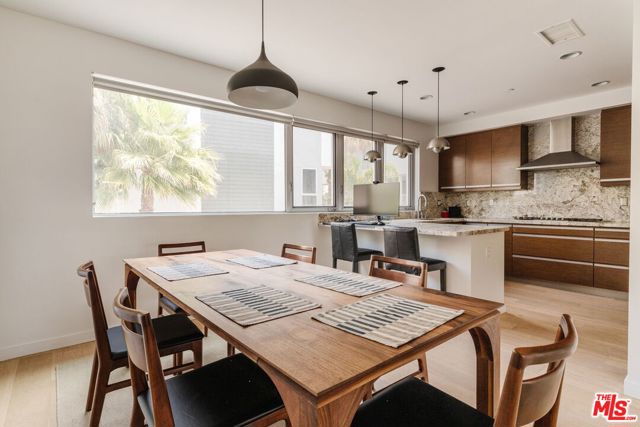 310 Washington Boulevard, Marina del Rey CA: https://media.crmls.org/mediaz/49f643af-7bf9-4676-9322-e7f9d9d54844.jpg