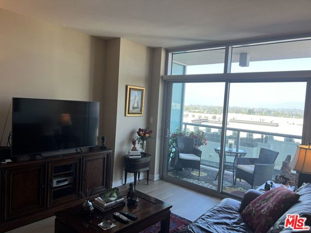 13700 Marina Pointe Drive, Marina del Rey CA: https://media.crmls.org/mediaz/49f6c018-4a56-4e5c-a0d5-98d9e4440ec9.jpg