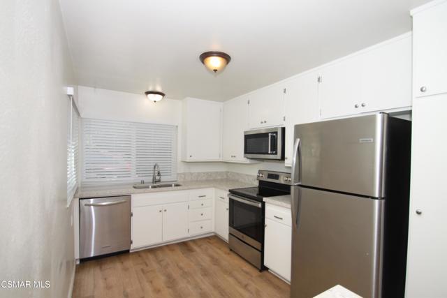 565 Serento Circle, Thousand Oaks CA: https://media.crmls.org/mediaz/49f7867d-63d4-4057-9aa7-b3aa22fa618b.jpg