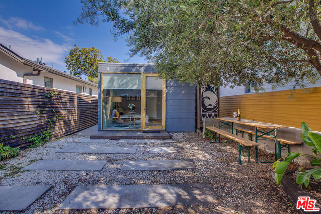 745 Navy Street, Santa Monica CA: https://media.crmls.org/mediaz/49f7ca4c-0a90-4a45-b215-4b4f5183fee1.jpg