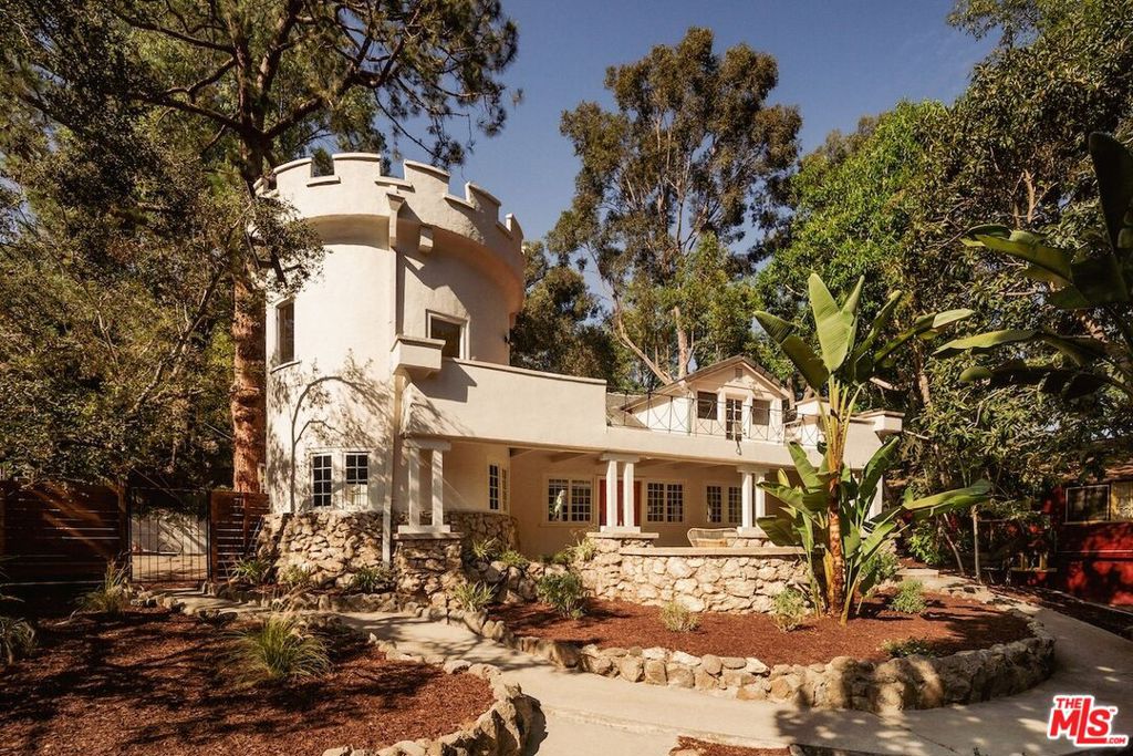 8337 Lookout Mountain Avenue — architectural residence