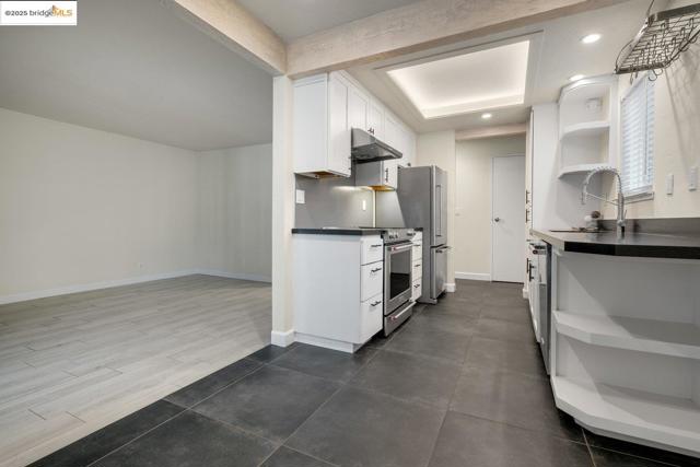 8711 Mountain Blvd, Oakland CA: https://media.crmls.org/mediaz/49fa5266-dc25-42e1-b521-20ba03b37a22.jpg