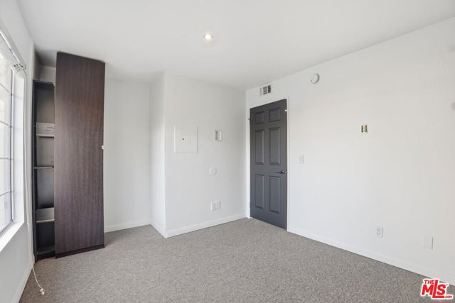 5530 Owensmouth Avenue, Woodland Hills CA: https://media.crmls.org/mediaz/49fb6f2d-fee8-40c1-80b4-42ddfb1d67bc.jpg