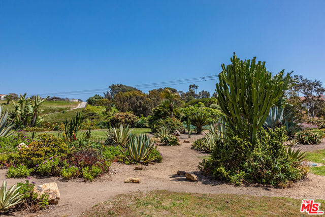 6417 Merritt Drive, Malibu CA: https://media.crmls.org/mediaz/49fbb86d-f382-41d5-99b6-5121b6f74ad6.jpg