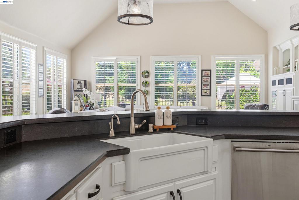 https://media.crmls.org/mediaz/49fd9feb-ba07-4e88-a28f-cfee3155be8b.jpg?preset=X-Large