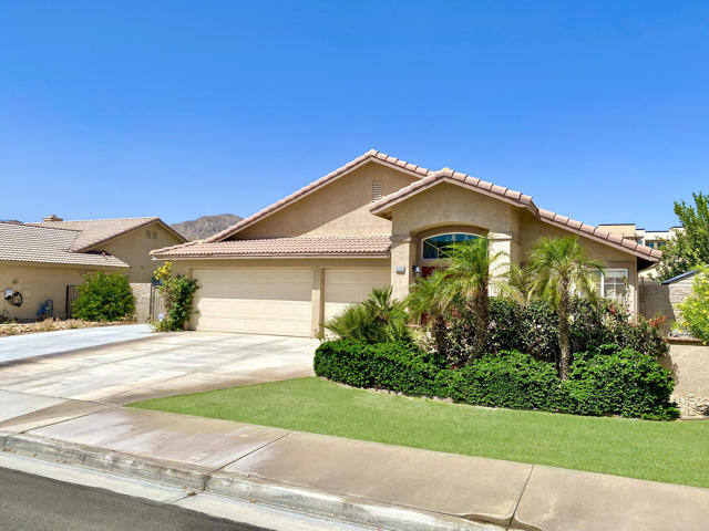 45315 Coldbrook Lane, La Quinta CA: https://media.crmls.org/mediaz/49fdb0a6-c3a7-4511-bcdf-48638b5b3299.jpg