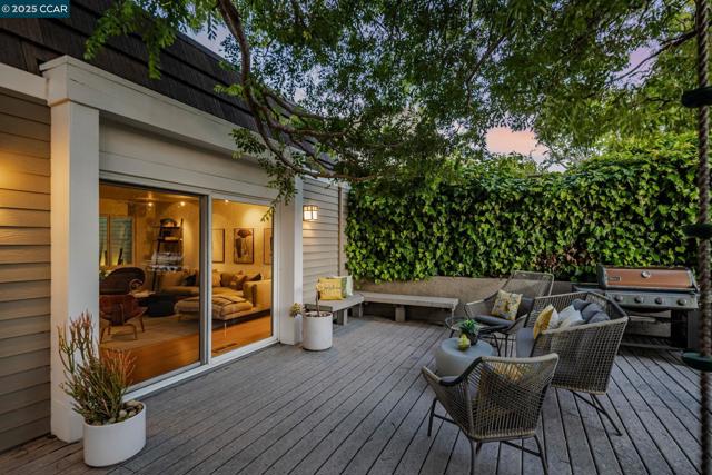 2280 Hastings Dr, Belmont CA: https://media.crmls.org/mediaz/49fe792d-b9d2-4c5a-9333-9c2443f1b372.jpg